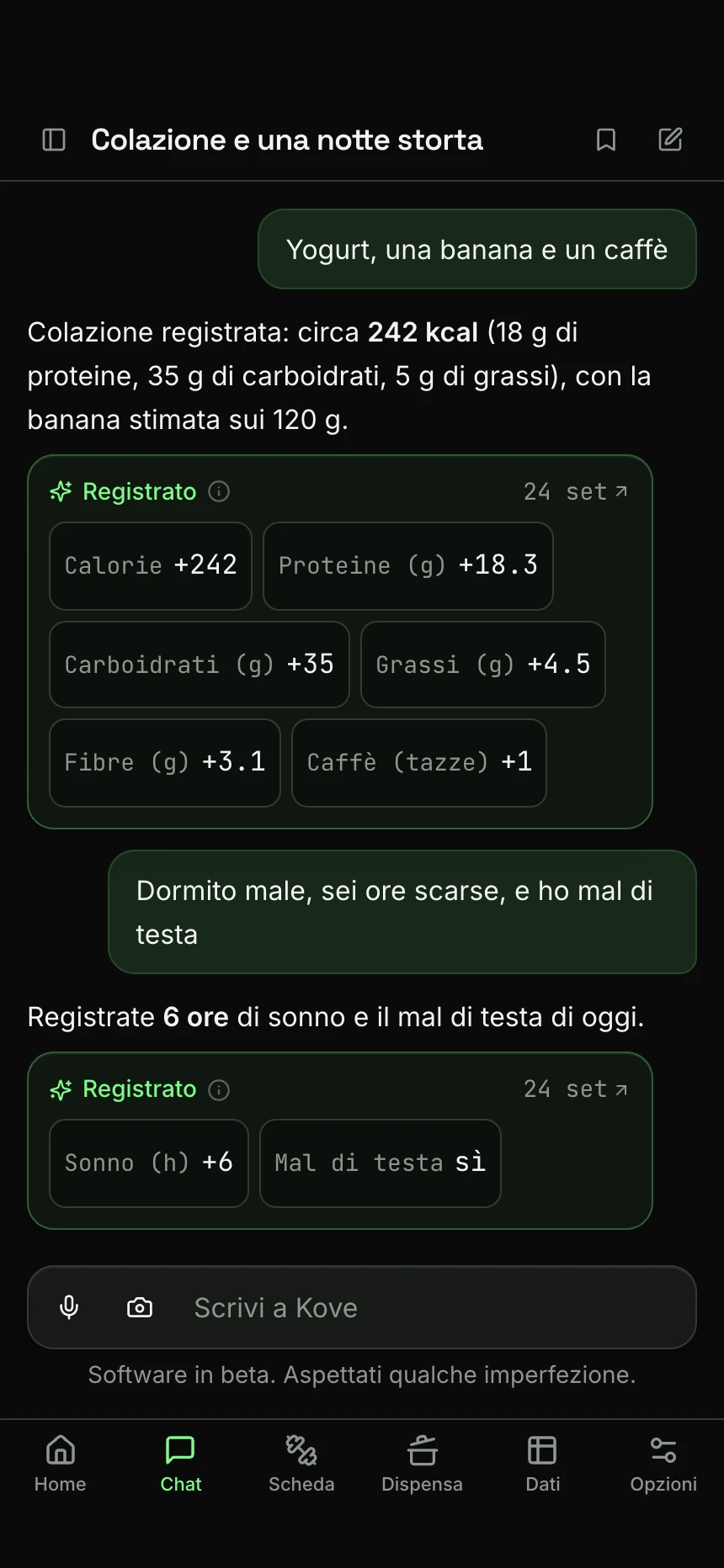 Una chat di Kove su un telefono. “Yogurt, una banana e un caffè” viene registrato come colazione, circa 242 kcal con tutti i macro e un caffè. “Dormito male, sei ore scarse, e ho mal di testa” viene registrato come 6 ore di sonno e un sì nel campo Mal di testa.